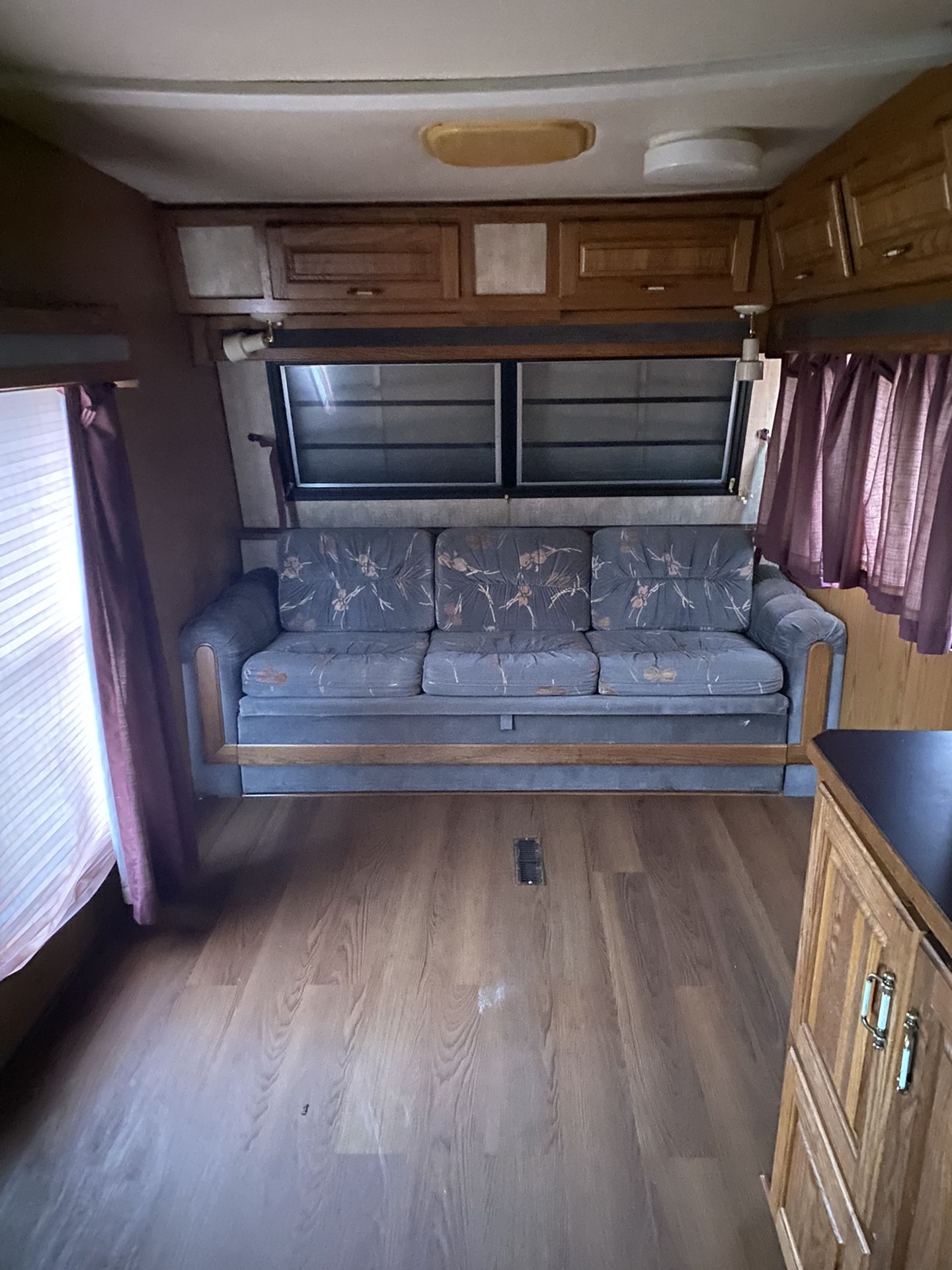 Fifth wheel trailer
