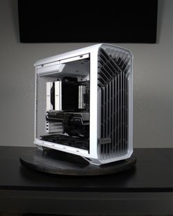 Tux🐧  - Gaming PC Ryzen 7 7700X, RX 7800 XT, 32GB DDR5, 2TB SSD