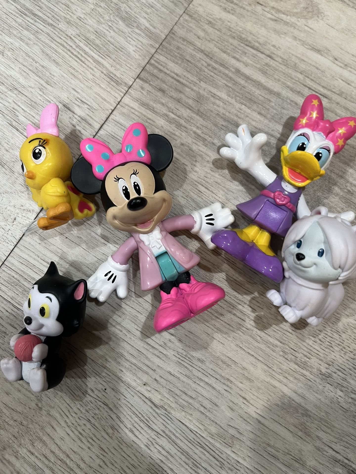 Minnie, Daisy, Cuckoo Loca And Figaro