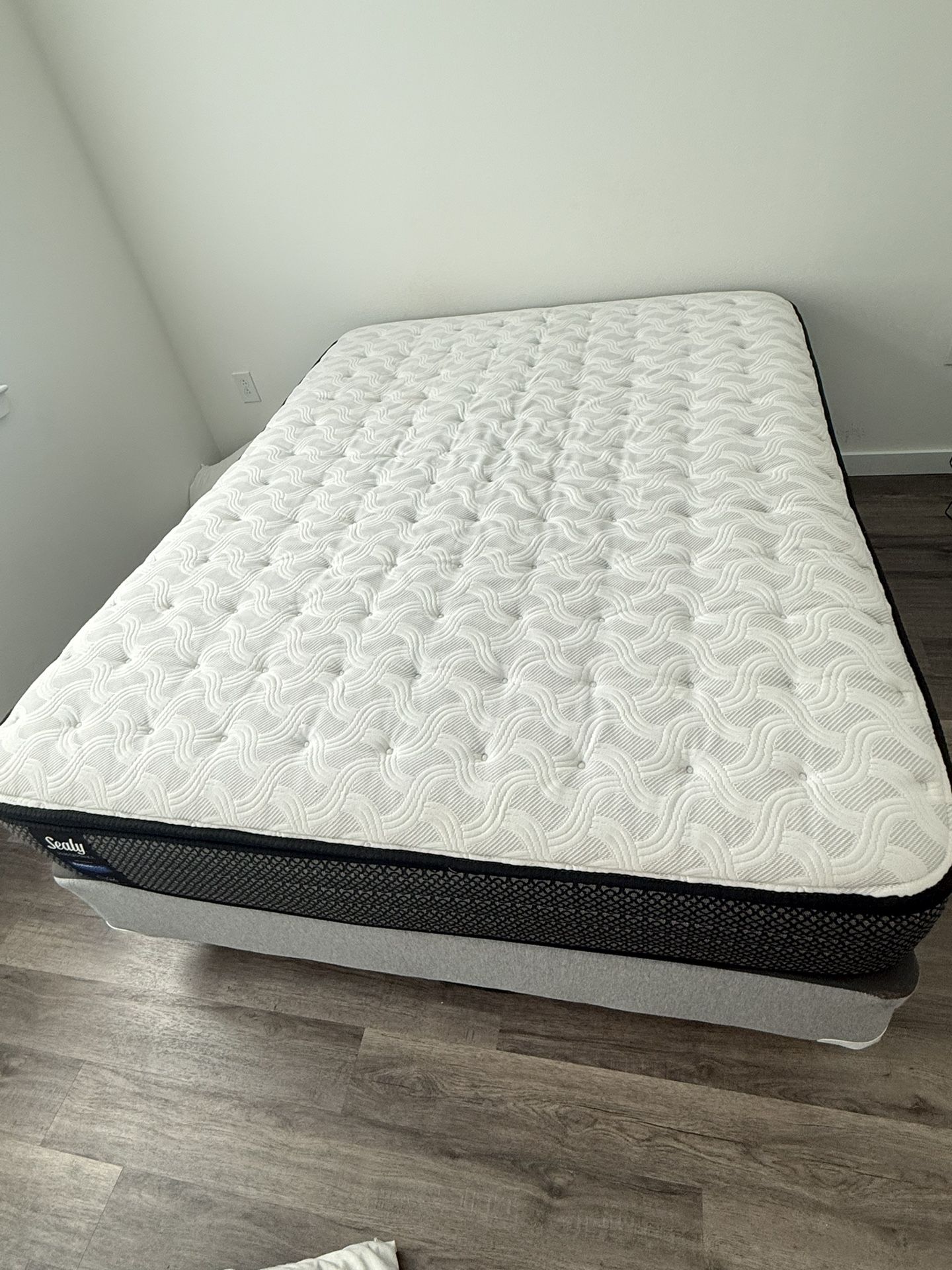Queen-size pillow-top or euro-top mattress, for sale
