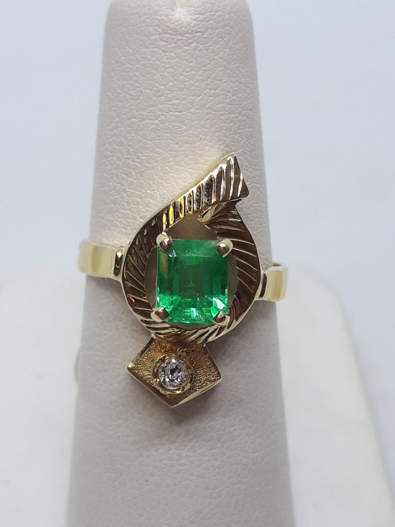 18k yellow gold emerald and diamond ring 4.2 grams size 6.5