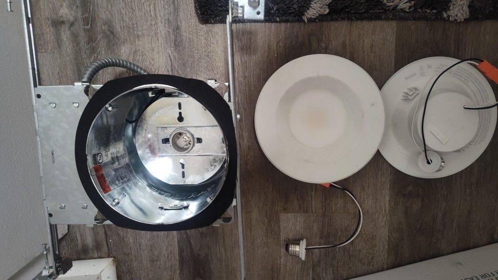 6" Recessed IC-rated Light Housing And White Disk Lights Complete Assembly 