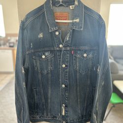 Men’s Levis Distressed Jean Jacket Size XL