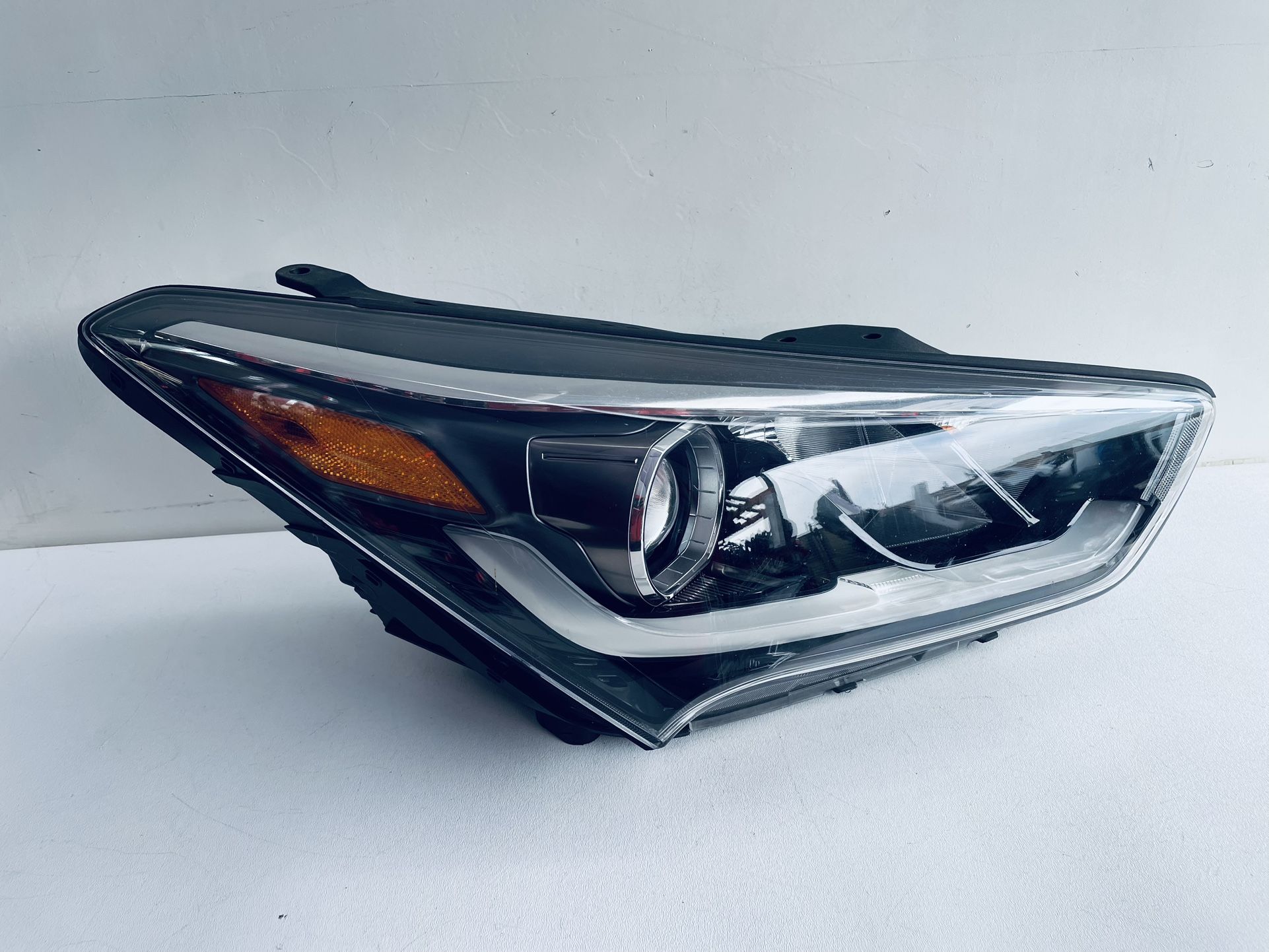 2017-2019 HYUNDAI SANTA FE RIGHT PASSENGER SIDE HEADLIGHT HALOGEN OEM