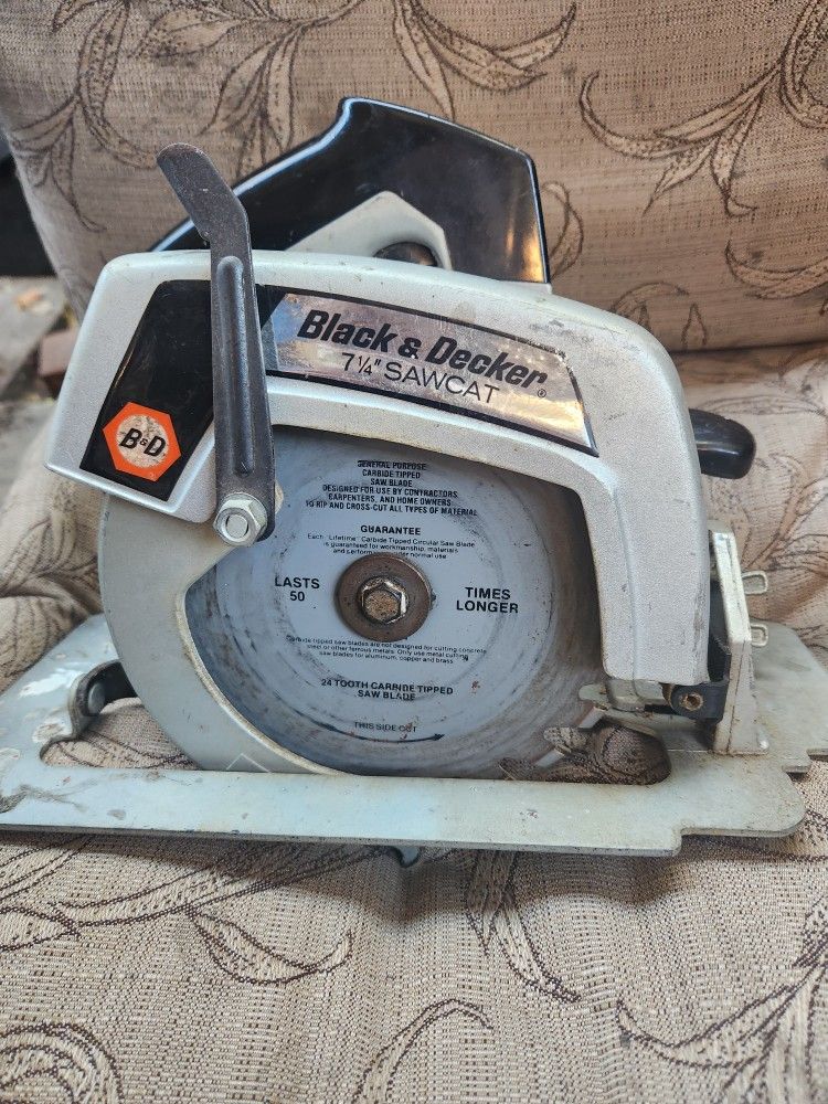 Blach Y DECKER  SAWCAT