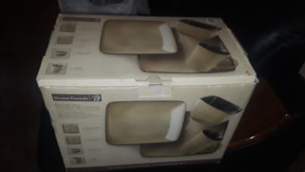 Brand new 16 piece home trends dinner set