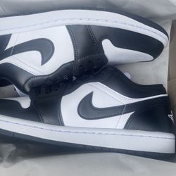 Women’s Air Jordan 1 Low “panda”  Size W9 M7.5