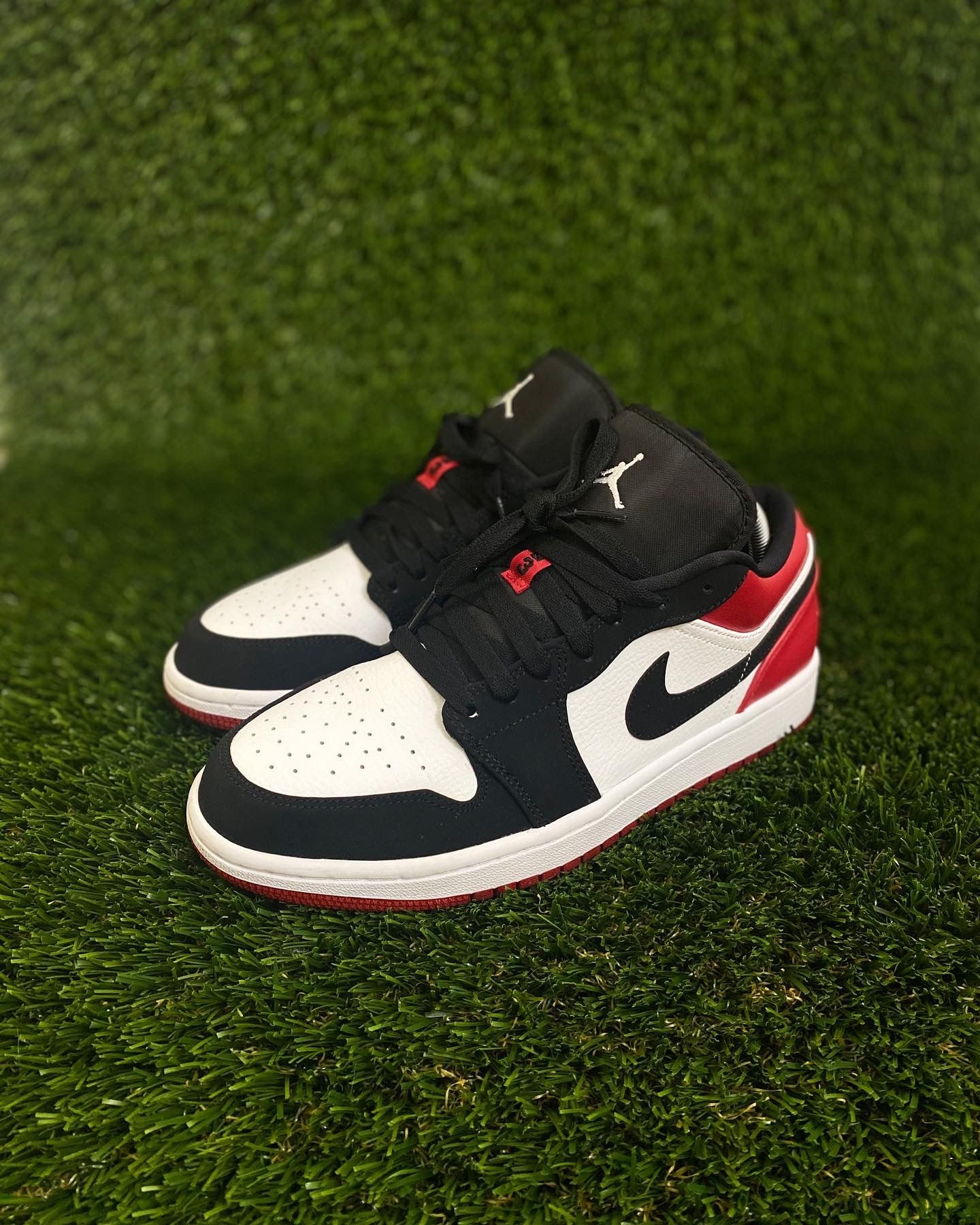 Air Jordan 1 Low ‘Black Toe’ size 9