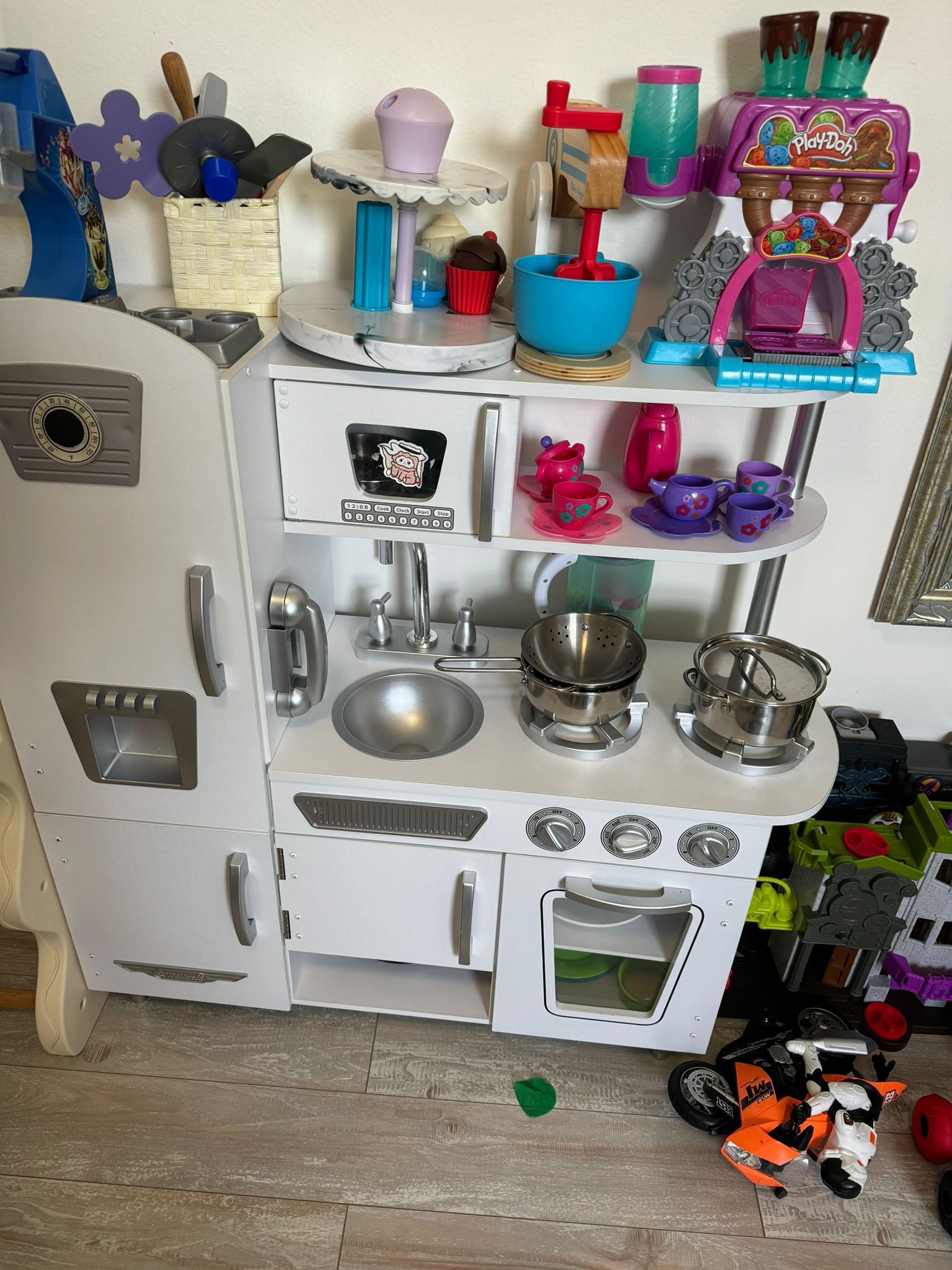 Play Kitchen- Great Condition! 