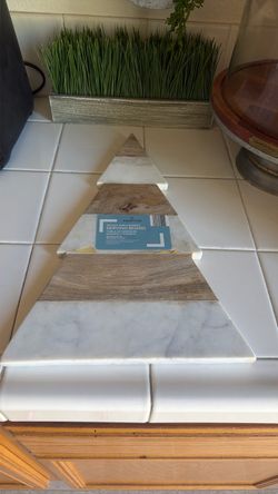 Wood and marble Christmas tree cutting/serving board