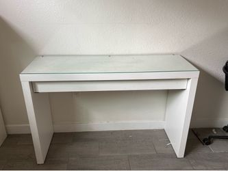 White Desk / Vanity Table – Like New