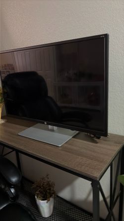 HP computer monitor with free table.
