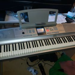 YAMAHA PORTABLE GRAND 7 OCTAVE KEYBOARD PIANO DIGITAL EFFECTS AND SOUNDS MEMORY CARD USB MIDI DRUM BEATS INSTRUMENTS SUSTAIN PEDDLE