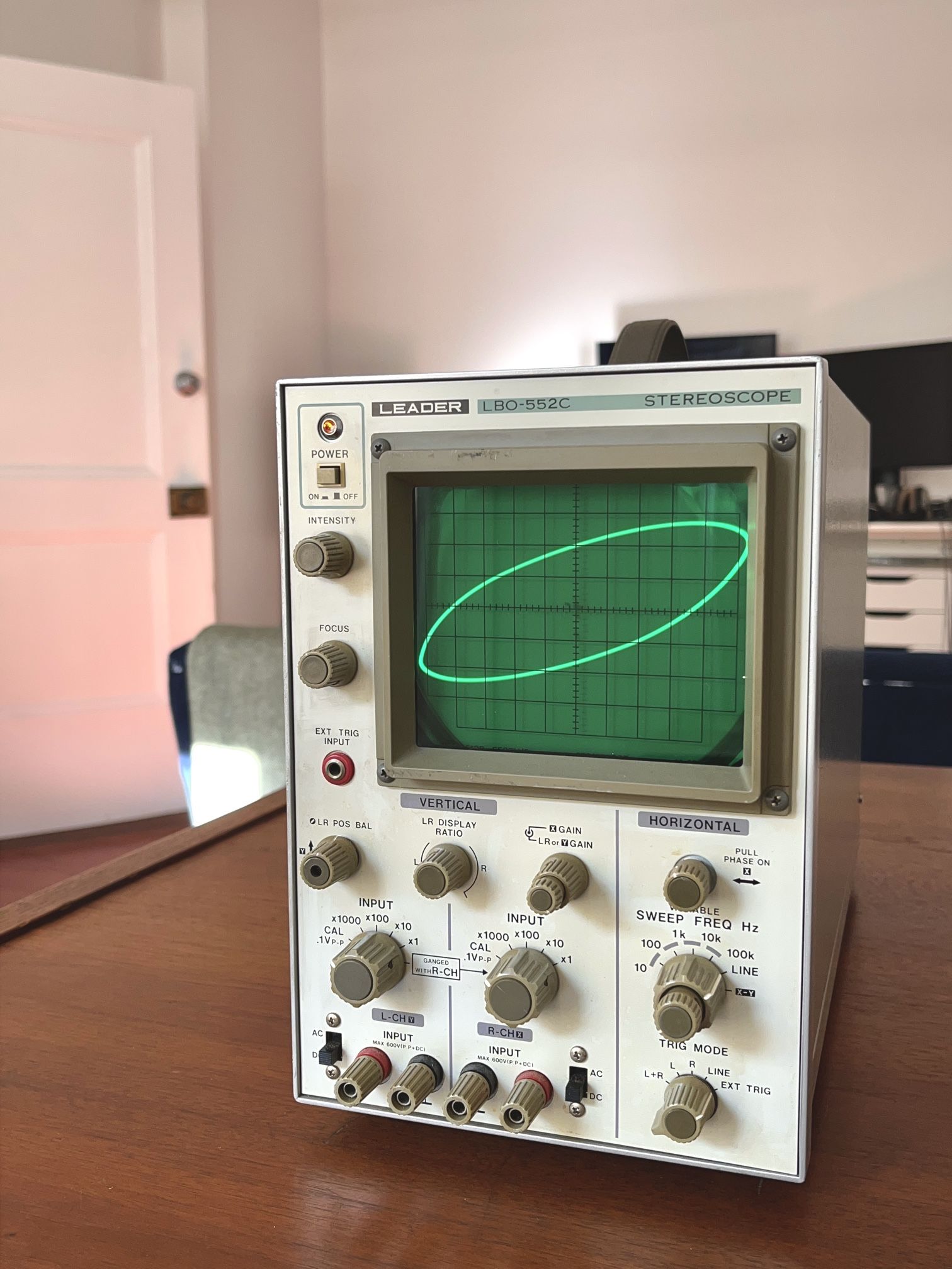 LEADER LBO-552C Stereoscope Analog CRT Oscilloscope