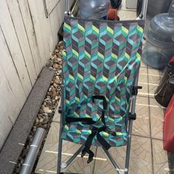 Easy to close children's car with seat belts, rolls very well