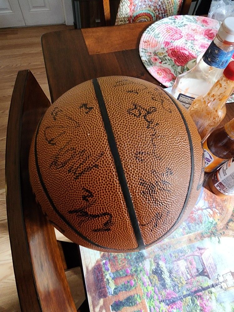 signed Portland Trailblazers ball has NATE MCMillen on it
