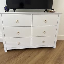 2 Nightstands and dresser