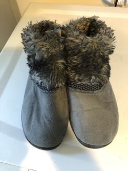 Isotoner Slippers 9-10 Women’s Grey Fur