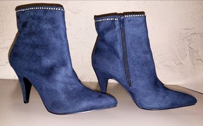 High heels Navy  blue suede boots, Never worn, Size 7.5 M