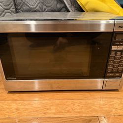 Panasonic - 1.2 Cu. Ft. 1200-Watt Countertop Microwave