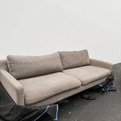 🛋️ MODERN SOFA IN EXCELLENT CONDITION – READY FOR YOUR HOME