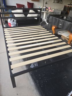 Cama matrimoniel 75"x55", gavetero con espejo, mesa de noche