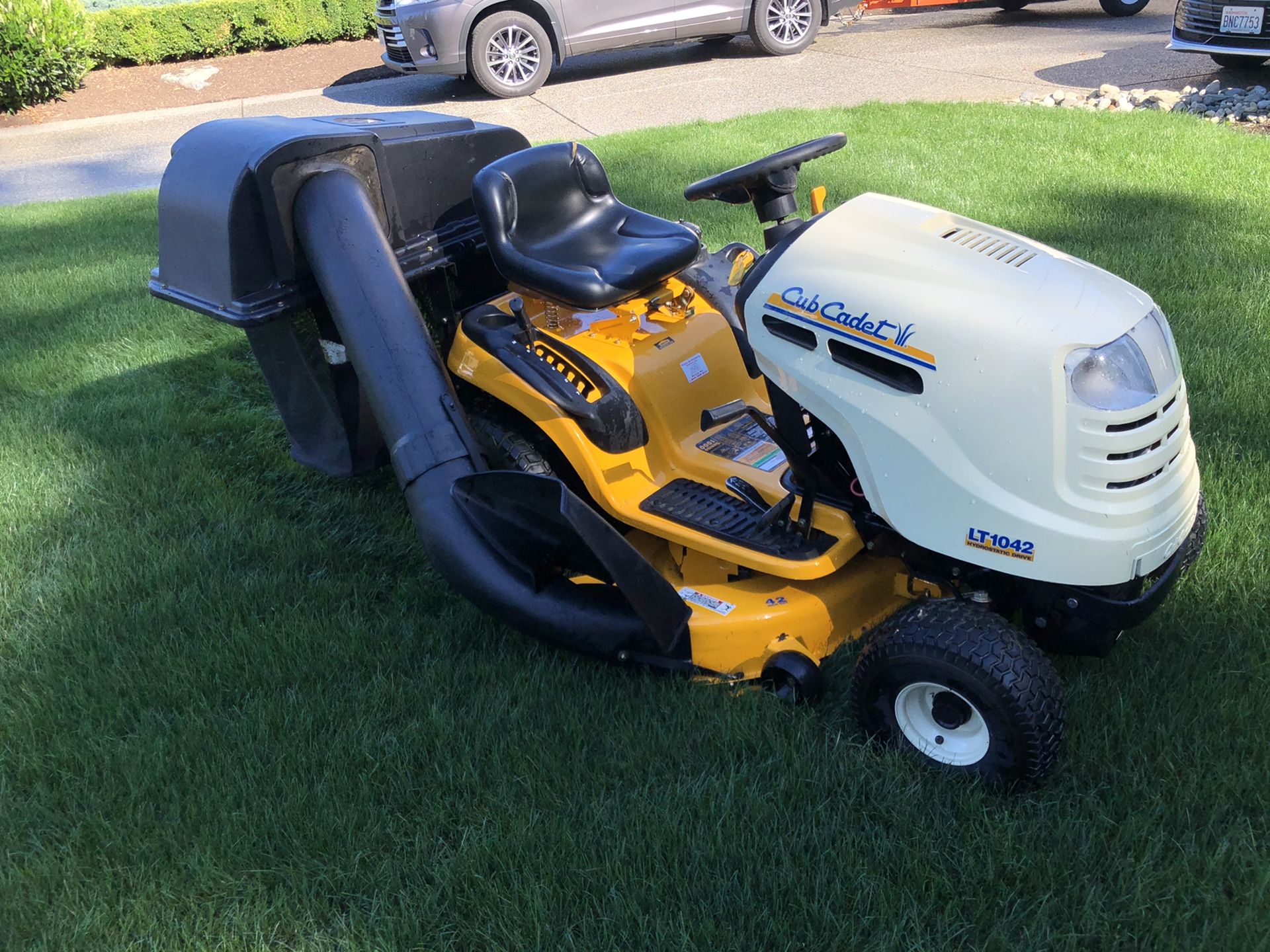 Cub Cadet LT1042 riding mower w/Bagger, hydrostatic 42” deck for Sale