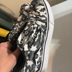 Boys Size 5 Heelys Pro 20 Camo Print Shoes.