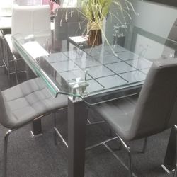DINING TABLE WITH 4 CHAIRS BRAND NEW 