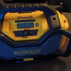 DeWalt 20V MAX Bluetooth Radio W/Built In Charger