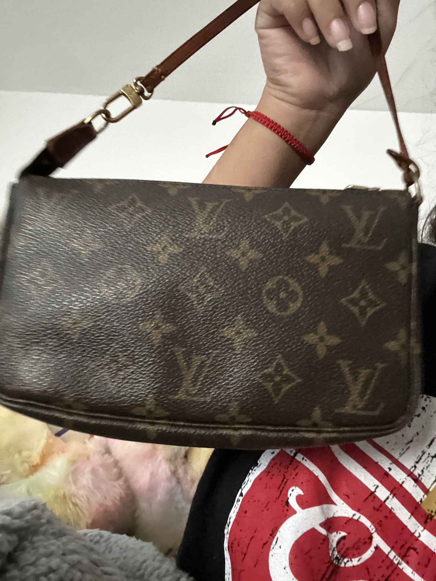 LV pochette