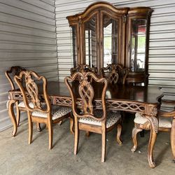 Pulaski Dining Set And China Cabinet 