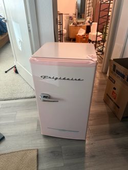 Frigidaire Retro Mini Fridge Pink