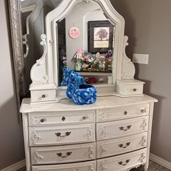Vanity dresser