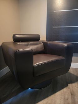 Brown Leather Copenhagen Swivel Club Chair