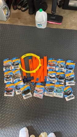 Hot wheels with track 17 cars