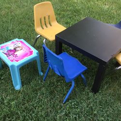 A Table With Four Chairs And A Nice Little Table