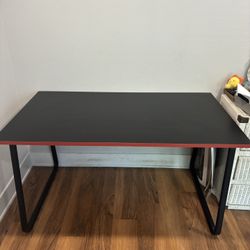Spacious Desk – Great for Work or Dining!