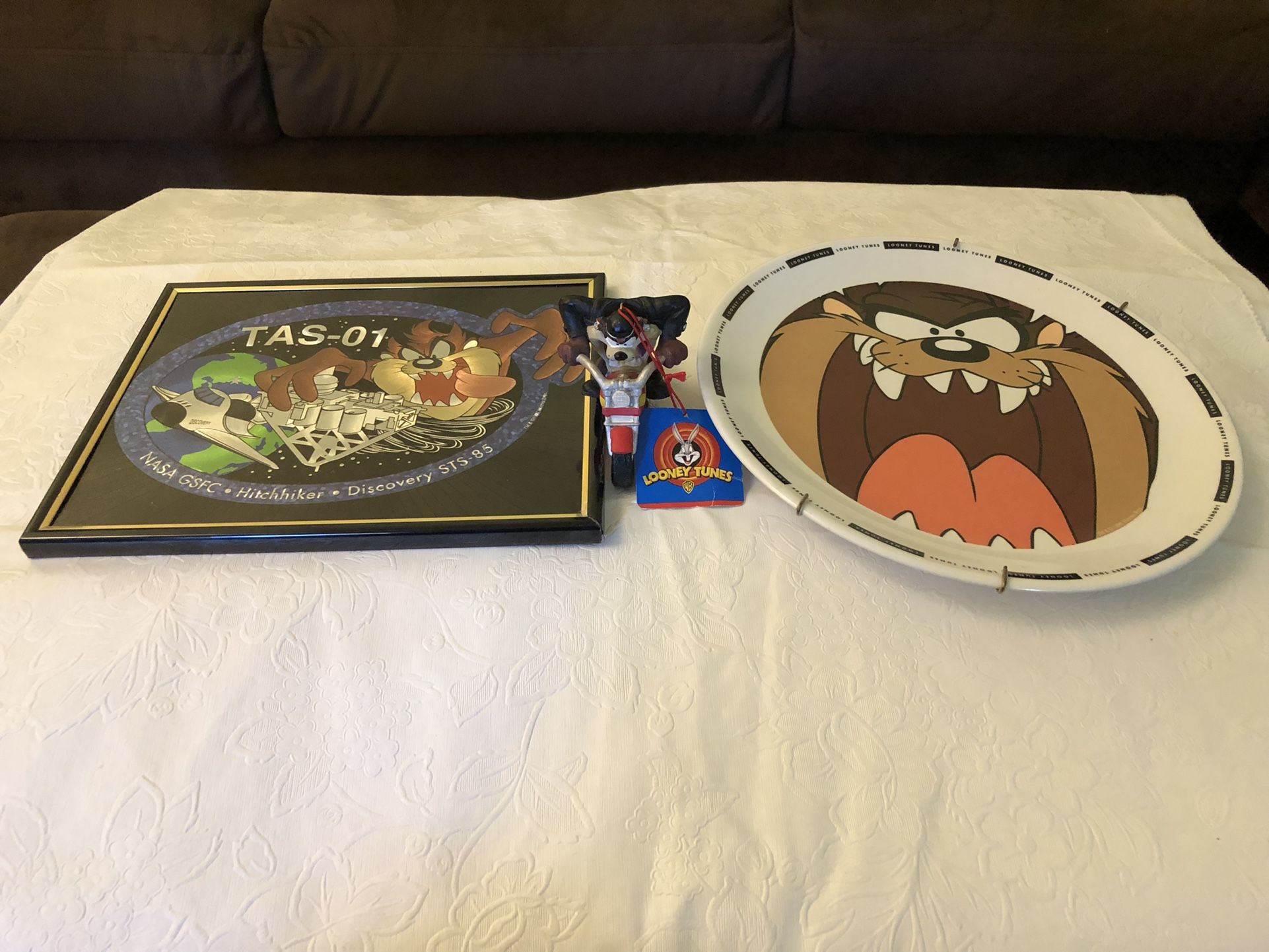 Looney Tunes Set Warner Bros, Tasmanian Devil Ornament, Plate 10”, Tas-01 Framed