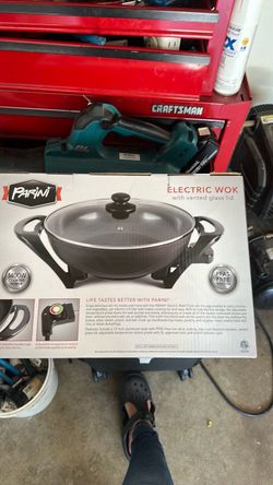 Electric wok with vented glass lid