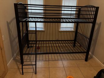 Twin bunk bed