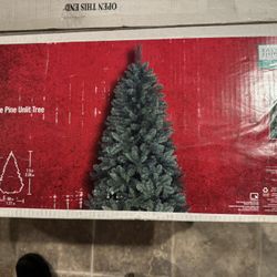 Home Accents Wesley 7.5ft Pine Unlit Tree 1084 Branch Tips. New. Must Pick Up