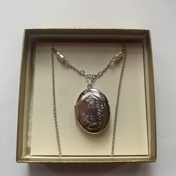 Vintage Avon, Silver tone Locket, Faux Pearl Accents, Avon,vintage Jewelry 
