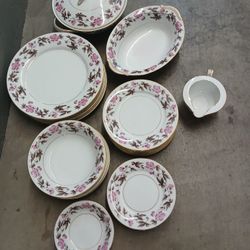 Gorgeous Set Noritake Delrosa China - 32 Pieces 