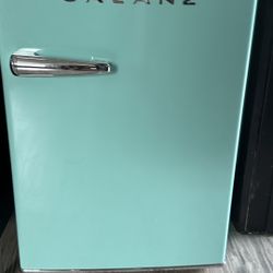 Retro Galanz Mini Fridge – Teal – $100