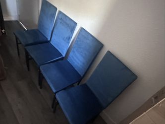 ✅4-BLUE VELVET CHAIRS ((free Delivery))🚚