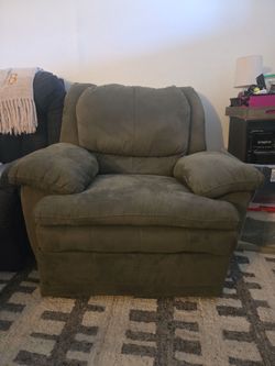 Free Recliner  (FOR A GOOD CAUSE) NoHo, VERY Nice/CLEAN! Fully working