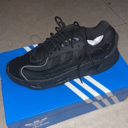 adidas Oznova (Size 10.5)