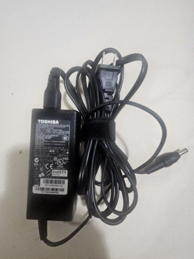 Genuine Toshiba Laptop Power Charger PA3714U-1ACA PA 1650-21 ( Pickup Only )