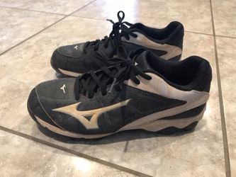 Women’s size 8.5 Mizuno softball cleats